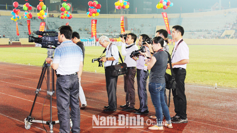 Các phóng viên tác nghiệp trong một sự kiện thể thao của tỉnh.