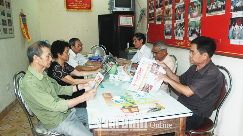 Cán bộ, hội viên Hội NCT Thành phố Nam Định tìm hiểu thông tin trên báo Đảng.