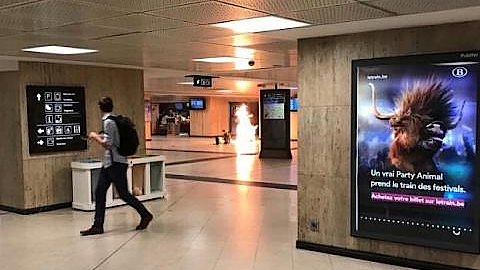 Một đám cháy nhỏ được nhìn thấy tại nhà ga trung tâm Brussels, Bỉ, ngày 20-6-2017. (Ảnh: Reuters)