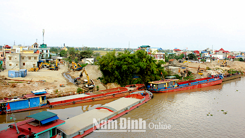 Khai thác cát trên sông Đào (TP Nam Định).