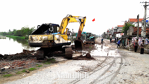 Các phương tiện cơ giới được huy động giải tỏa các vi phạm công trình thuỷ lợi tại kênh Thống Nhất, xã Bạch Long (Giao Thủy).