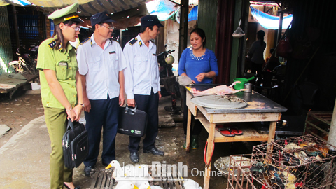 Đoàn kiểm tra liên ngành ATVSTP kiểm tra tại cơ sở kinh doanh giết mổ gia cầm trên địa bàn huyện Trực Ninh.