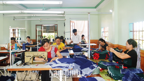 Cơ sở sản xuất túi xách thời trang xuất khẩu của anh Trần Quang Vinh, ở xóm 10, xã Xuân Trung tạo việc làm, thu nhập ổn định cho trên 50 lao động.