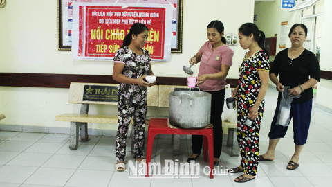 Cán bộ Hội Phụ nữ Thị trấn Liễu Đề phát cháo miễn phí cho bệnh nhân tại Bệnh viện Đa khoa huyện.