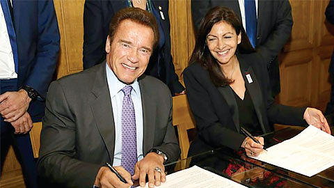  Thị trưởng Paris Anne Hidalgo và cựu Thống đốc bang California Arnold Schwarzenegger ký vào bản Tuyên bố của C40