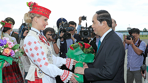 Các thiếu nữ Bê-la-rút tặng hoa Chủ tịch nước Trần Đại Quang và Phu nhân tại sân bay quốc tế Min-xcơ.