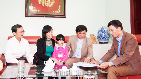 Cán bộ văn hóa xã Giao Phong, huyện Giao Thủy (người ngoài cùng bên phải) phổ biến các tiêu chí gia đình văn hóa cho các hộ dân.