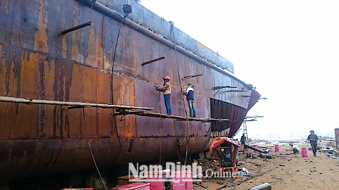 Đóng mới các loại phương tiện vận tải thủy tại Cty TNHH Trung Bộ, CCN Thị trấn Ngô Đồng (Giao Thủy).