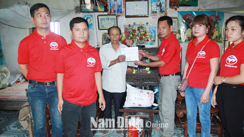 Nhóm thiện nguyện Hải Hậu trao tặng quà cho gia đình anh Phạm Văn Huy ở xóm 7, xã Hải Phương.