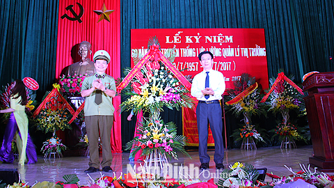 Đồng chí Phạm Đình Nghị, Phó Bí thư Tỉnh ủy, Chủ tịch UBND tỉnh tặng lực lượng QLTT lẵng hoa tươi thắm.