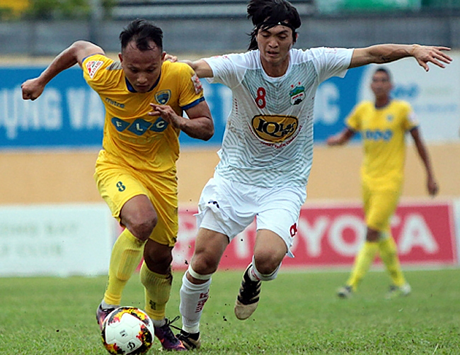 Pha tranh bóng giữa cầu thủ hai đội FLC Thanh Hóa và Hoàng Anh Gia Lai.