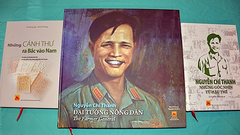 Bộ sách "Đại tướng Nguyễn Chí Thanh" được trưng bày cùng nhiều ấn phẩm khác về Đại tướng bên ngoài phòng họp báo.