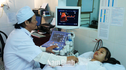 Siêu âm chẩn đoán bệnh cho bệnh nhân tại Bệnh viện Đa khoa Xuân Trường.  Bài và ảnh: Minh Thuận