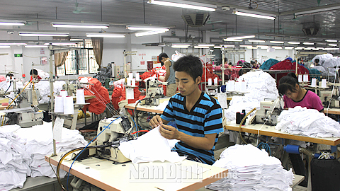 Cty CP Nam Tiệp, CCN An Xá (TP Nam Định) đã đầu tư dây chuyền đồng bộ hiện đại, nguồn nhân lực chất lượng cao sản xuất các sản phẩm trang phục xuất khẩu.
