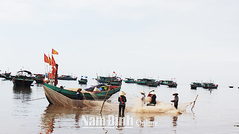 Ngư dân huyện Giao Thủy chuẩn bị ngư lưới cụ ra khơi.