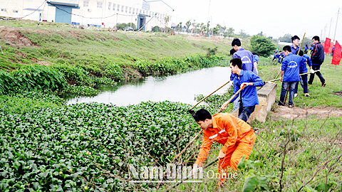 ĐVTN Thành phố Nam Định dọn vệ sinh môi trường, khơi thông dòng chảy tại KCN Hòa Xá.