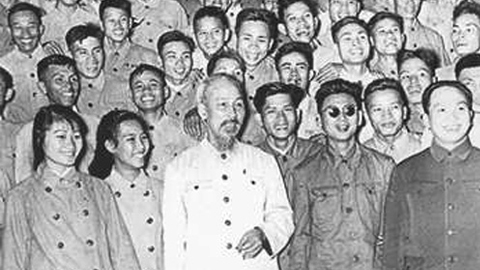 Chủ tịch Hồ Chí Minh chụp ảnh với đại biểu quân đội, thương binh và quân nhân phục viên sau buổi gặp tại Phủ Chủ tịch, 29-1-1957. Ảnh: Tư liệu