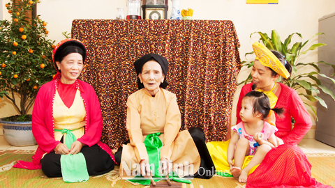 Cụ Nguyễn Thị Huề (ngồi giữa) đang biểu diễn một bài hát đối cùng con cháu.