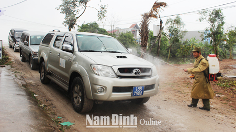 Phun thuốc tiêu độc, khử trùng tại chốt kiểm dịch xã Trực Thuận (Trực Ninh).