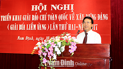 Đồng chí Trần Văn Chung, Phó Bí thư Thường trực Tỉnh ủy, Chủ tịch HĐND tỉnh, Trưởng BCĐ Giải báo chí toàn quốc về xây dựng Đảng tỉnh phát biểu tại hội nghị.
