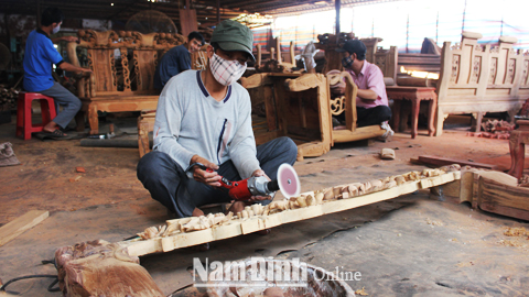 Sản xuất các sản phẩm gỗ mỹ nghệ tại Cty TNHH Minh Tăng, Thị trấn Cổ Lễ.