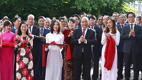 Thủ tướng Nguyễn Xuân Phúc cắt băng khánh thành Đại sứ quán Việt Nam tại Vương quốc Hà Lan.