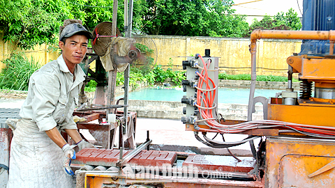 Sản xuất đá lát nhân tạo tại Cty TNHH Hòa Phát, CCN An Xá (TP Nam Định).