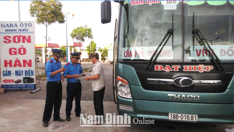 Lực lượng Thanh tra giao thông (Sở GTVT) kiểm tra việc chấp hành các quy định pháp luật của xe khách.