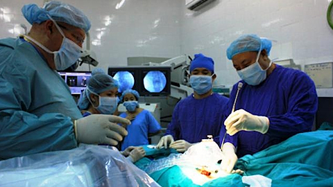 Một ca phẫu thuật cột sống có robot hỗ trợ tại Bệnh viện Hữu nghị Việt Đức.