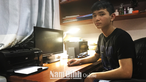 Em Nguyễn Quốc Chung, học sinh Trường THPT Giao Thủy, thủ khoa khối B của tỉnh trong kỳ thi THPT quốc gia.  Ảnh: Do nhân vật cung cấp