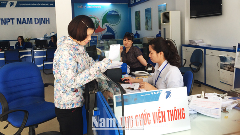 Nhân viên VNPT Nam Định hướng dẫn khách hàng thực hiện các quy định quản lý thuê bao di động.