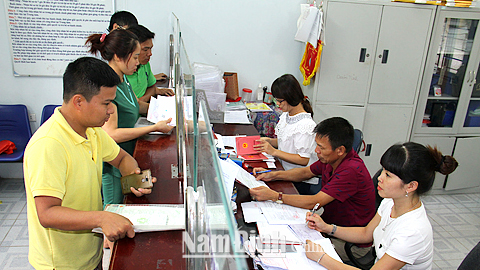 Cán bộ phường Hạ Long giải quyết thủ tục hành chính phục vụ nhân dân.