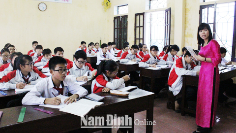 Cô và trò Trường THCS Trần Đăng Ninh (TP Nam Định) trong một giờ học.  Bài và ảnh: Hồng Minh