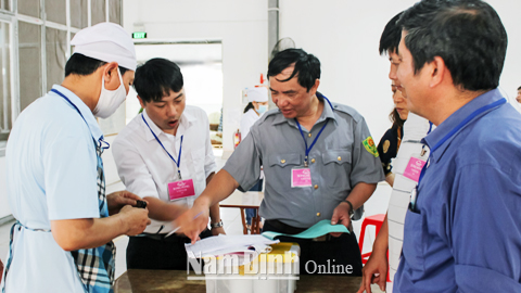 Đoàn thanh tra, kiểm tra liên ngành VSATTP tỉnh kiểm tra bếp ăn tập thể tại Cty CP May Sông Hồng.