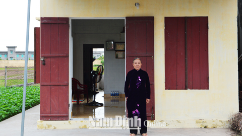 Bà Lương Thị Len, vợ liệt sĩ, ở tổ dân phố Lâm Sơn, Thị trấn Quất Lâm vừa được Quỹ Đền ơn đáp nghĩa hỗ trợ 25 triệu đồng sửa nhà.