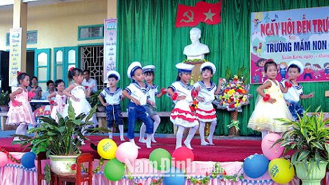 Tiết mục múa “Người chiến sĩ hải quân” của các bé Trường Mầm non Xuân Kiên.