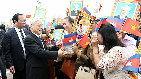 Tổng Bí thư Nguyễn Phú Trọng chia tay nhân dân tỉnh Prết Xi-ha-núc dự Lễ tiễn tại Sân bay quốc tế Xi-ha-núc.