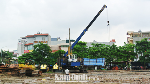 Thi công xây dựng Trường Tiểu học Lộc Vượng trên đường Trương Hán Siêu thuộc KĐT Hòa Vượng (TP Nam Định).