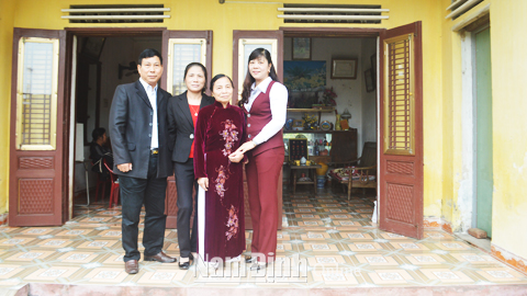 Gia đình bà Phạm Thị Nguyệt, vợ liệt sĩ, ở xóm Xuân Hy, xã Xuân Thủy.