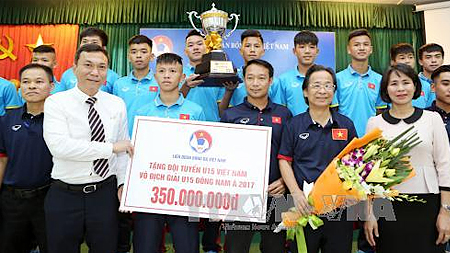 Lãnh đạo VFF trao thưởng cho đội tuyển bóng đá U15 quốc gia Việt Nam. Ảnh: Quốc Khánh/TTXVN 