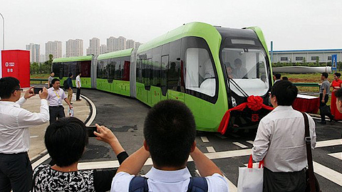 Tàu điện chạy trên "đường ray ảo" của Trung Quốc - (Ảnh: BP).