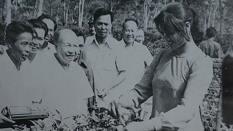 Đồng chí Trường Chinh (thứ hai, từ trái sang) thăm Nông trường chè Bàu Cạn, Gia Lai-Kon Tum, tháng 3-1983. Ảnh tư liệu 