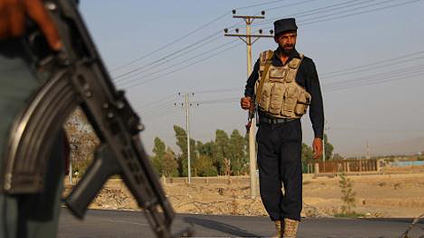 Lực lượng an ninh Afghanistan gác trên một tuyến đường ở Kandahar ngày 22/7. Ảnh: EPA/TTXVN