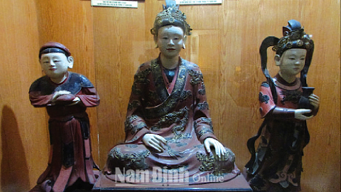 Ba pho tượng “Công chúa và nàng hầu” thời Nguyễn (thế kỷ XIX) được trưng bày tại Bảo tàng tỉnh.