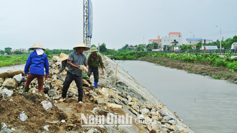 Thi công kè đá lề đường trục trung tâm huyện Mỹ Lộc.
