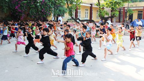 Một buổi tập luyện của CLB võ Wushu Trường Tiểu học Nguyễn Viết Xuân (TP Nam Định).