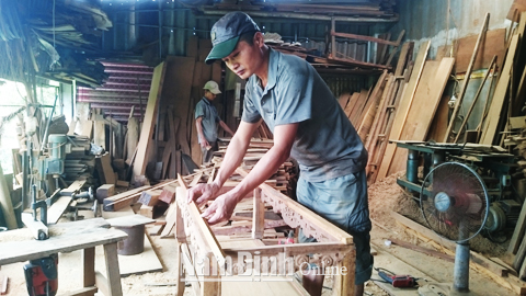Sản xuất các sản phẩm mộc mỹ nghệ tại cơ sở của anh Nguyễn Văn Chính, chủ cơ sở sản xuất mộc mỹ nghệ Chính - Huế, xóm 4, xã Hải Bắc (Hải Hậu).