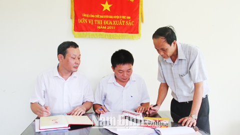 Cán bộ Ban Tuyên giáo Huyện ủy Trực Ninh biên soạn tài liệu thông tin thời sự để tuyên truyền tới cán bộ, đảng viên và nhân dân.
