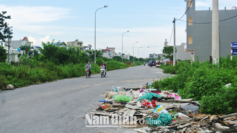 Chất thải rắn xây dựng phát sinh từ xây dựng nhà ở trên đường Nguyễn Đức Cảnh ở Thành phố Nam Định.