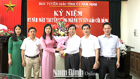 Đồng chí Trần Văn Chung, Phó Bí thư Thường trực Tỉnh ủy, Chủ tịch HĐND tỉnh tặng hoa, chúc mừng cán bộ, công chức Ban Tuyên giáo Tỉnh ủy.